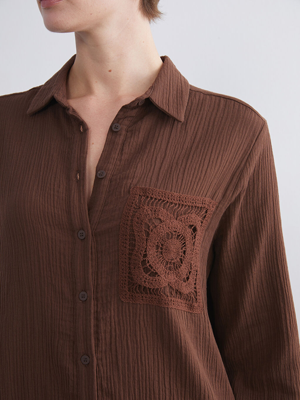 Kahverengi Dokulu Kroşe Detaylı Gömlek Elbise-2