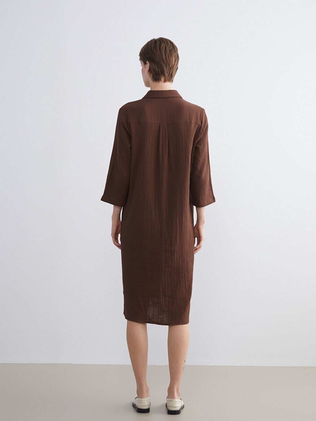 Kahverengi Dokulu Kroşe Detaylı Gömlek Elbise-3