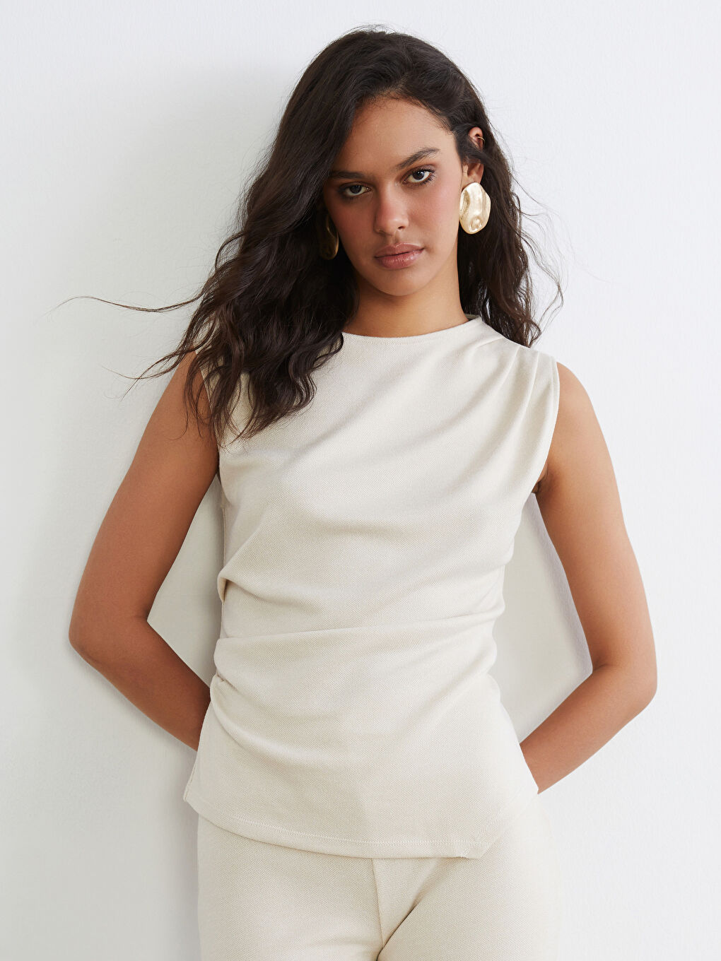 Блузка с круглым вырезом и сборками-1