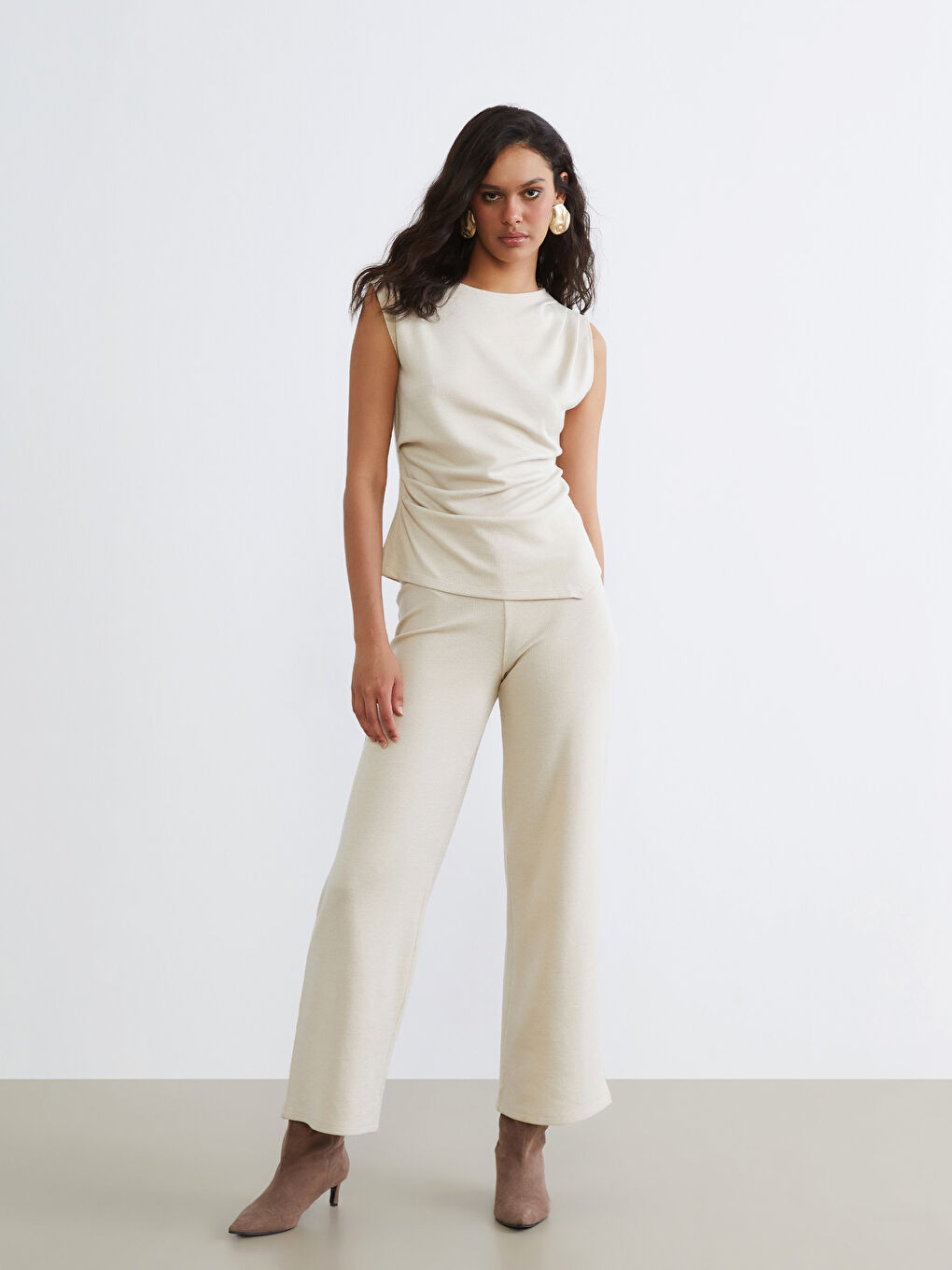 Блузка с круглым вырезом и сборками-2