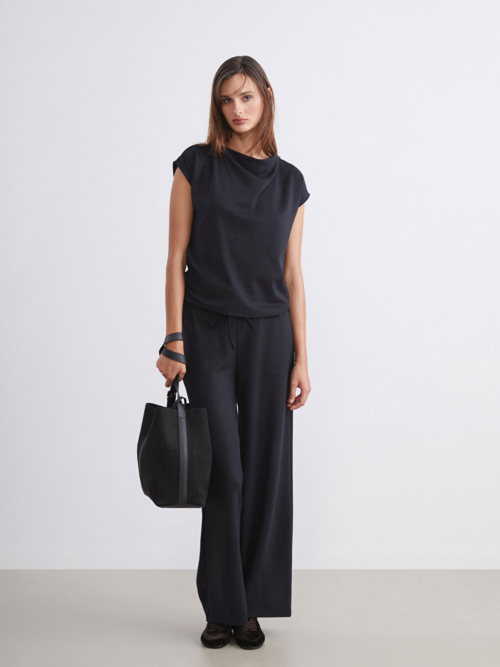 Siyah Dökümlü Yaka Bluz-1