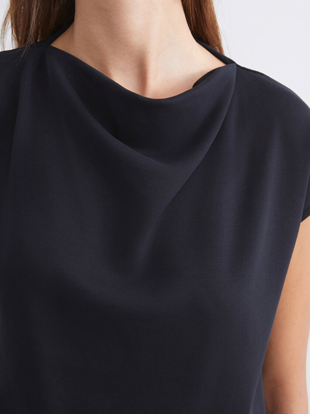 Siyah Dökümlü Yaka Bluz-2