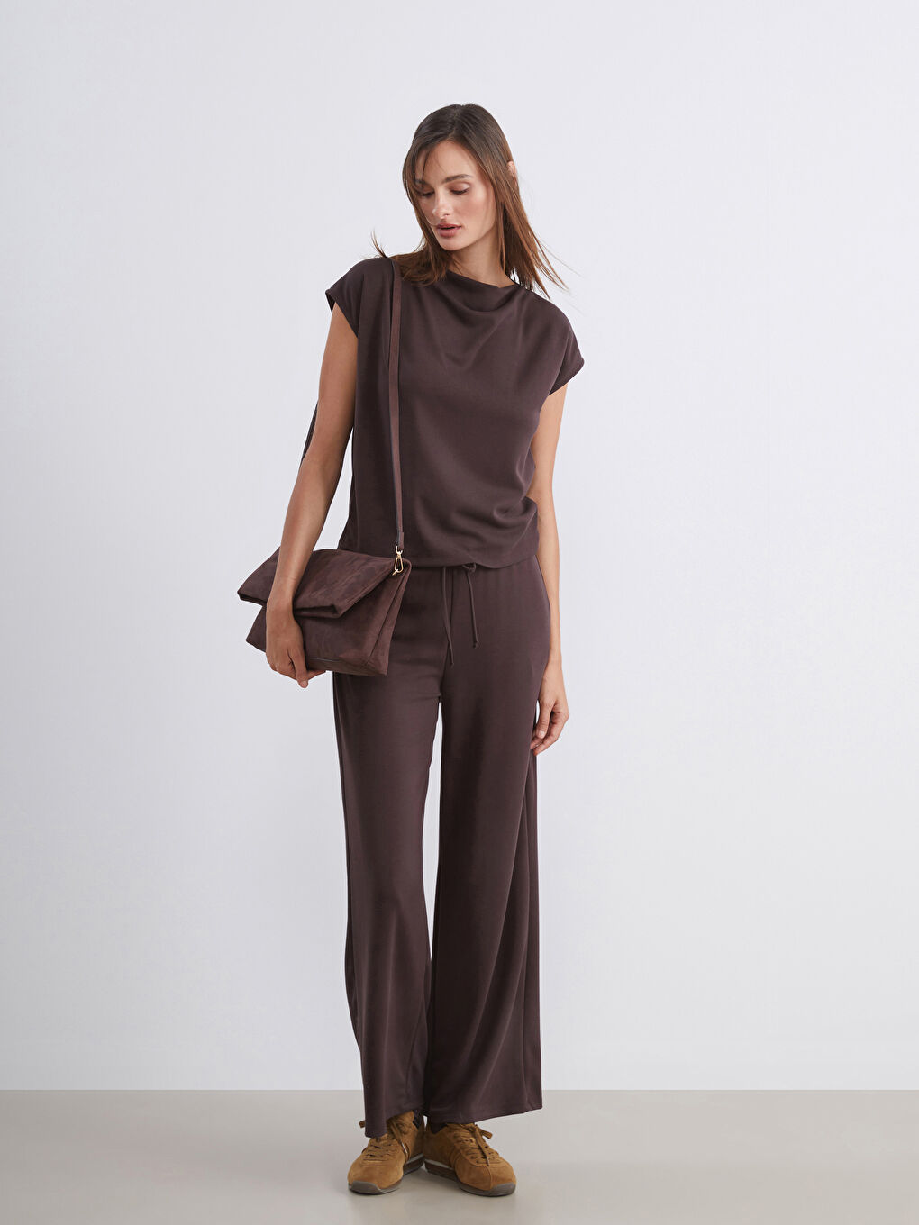 Kahverengi Dökümlü Yaka Bluz-1