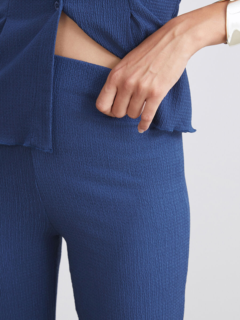 Petrol Beli Lastikli Dokulu İspanyol Paça Kadın Pantolon-2