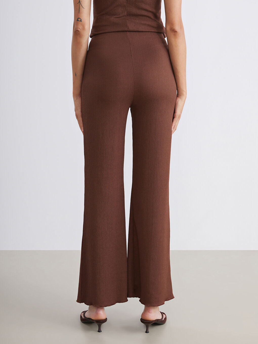 Kahverengi Beli Lastikli Dokulu İspanyol Paça Kadın Pantolon-3