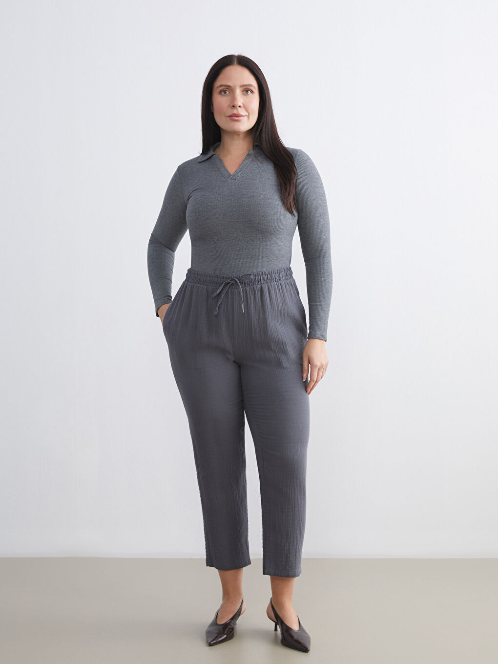 Текстуриран дамски панталон с еластична талия-1