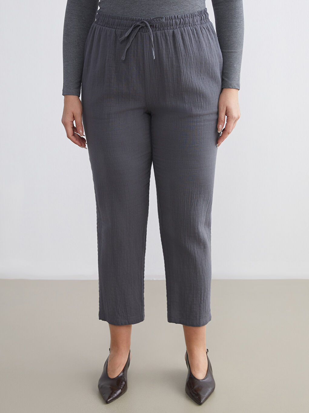 Текстуриран дамски панталон с еластична талия-5