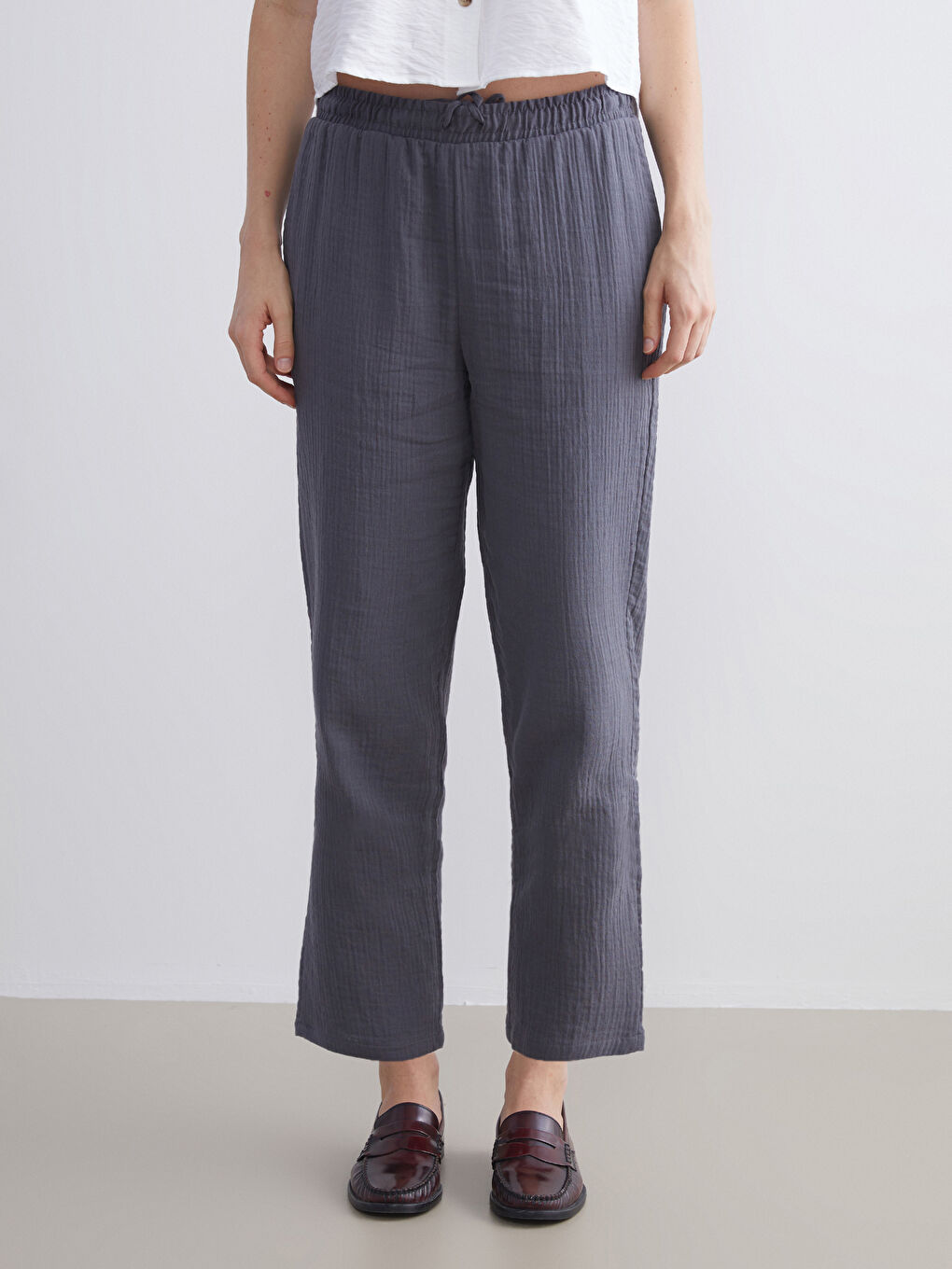 Текстуриран дамски панталон с еластична талия-2