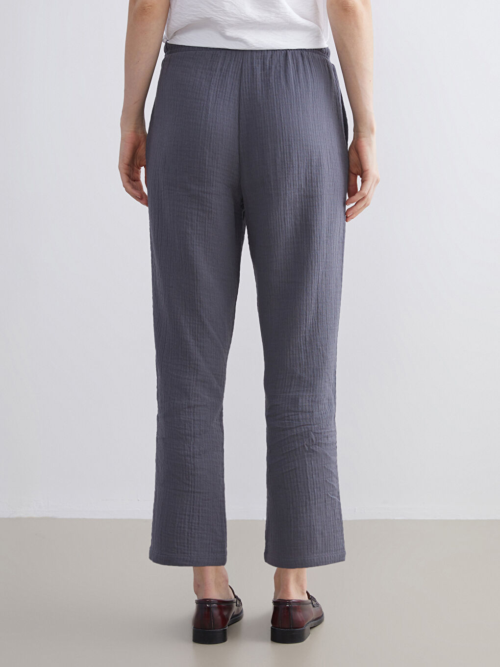 Текстуриран дамски панталон с еластична талия-4