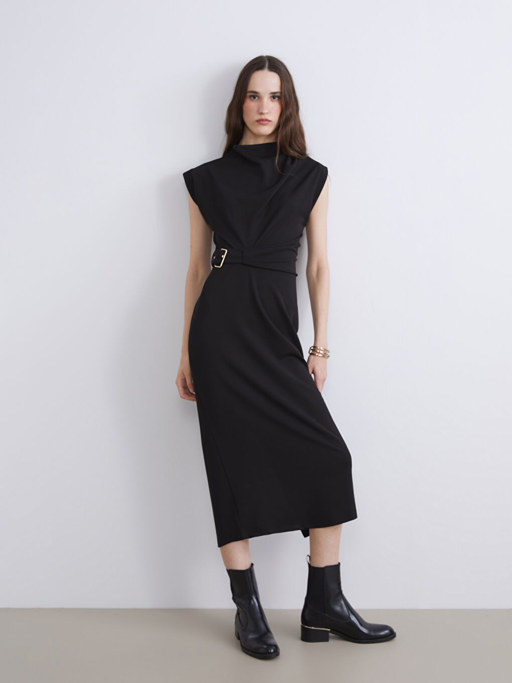 Siyah Dik Yaka Büzgülü Elbise-1