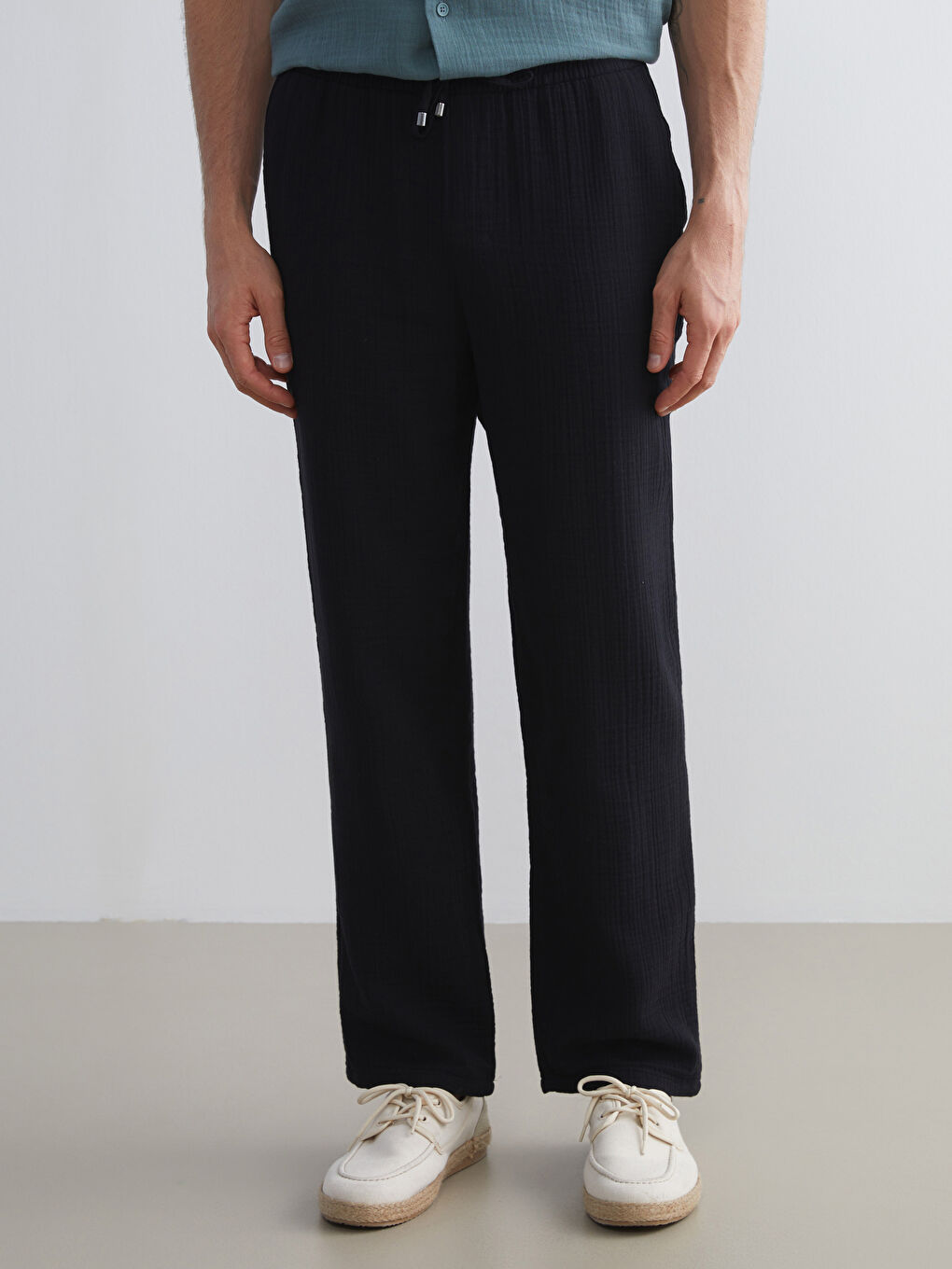 Siyah Standart Kalıp Müslin Erkek Pantolon-1