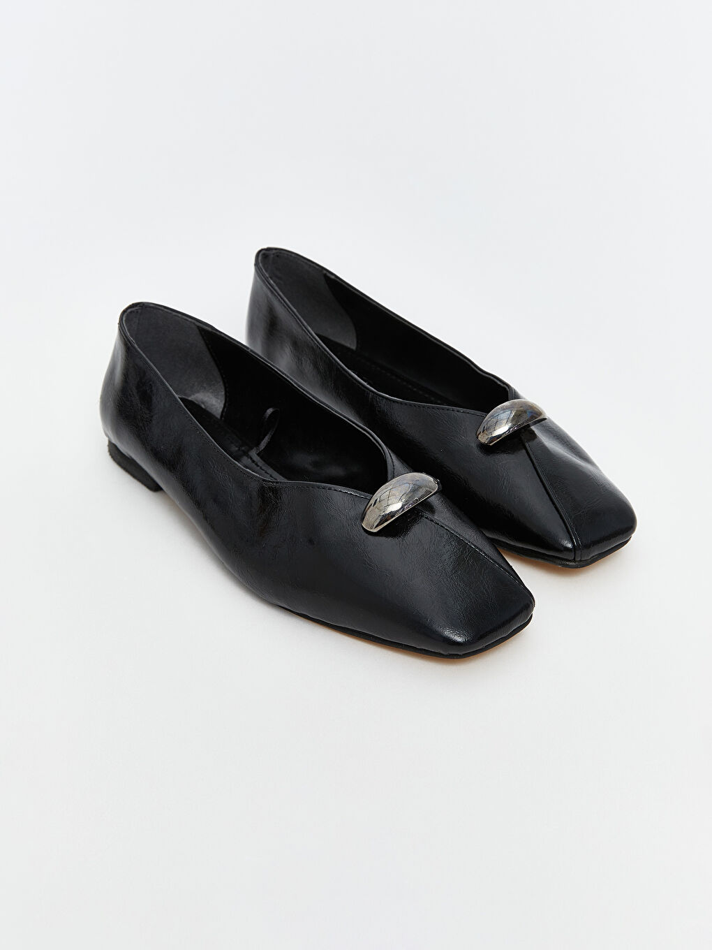 Siyah Deri Görünümlü Kadın Babet