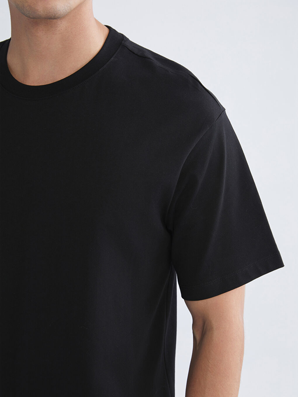 Siyah Bisiklet Yaka Penye Erkek Tişört-2