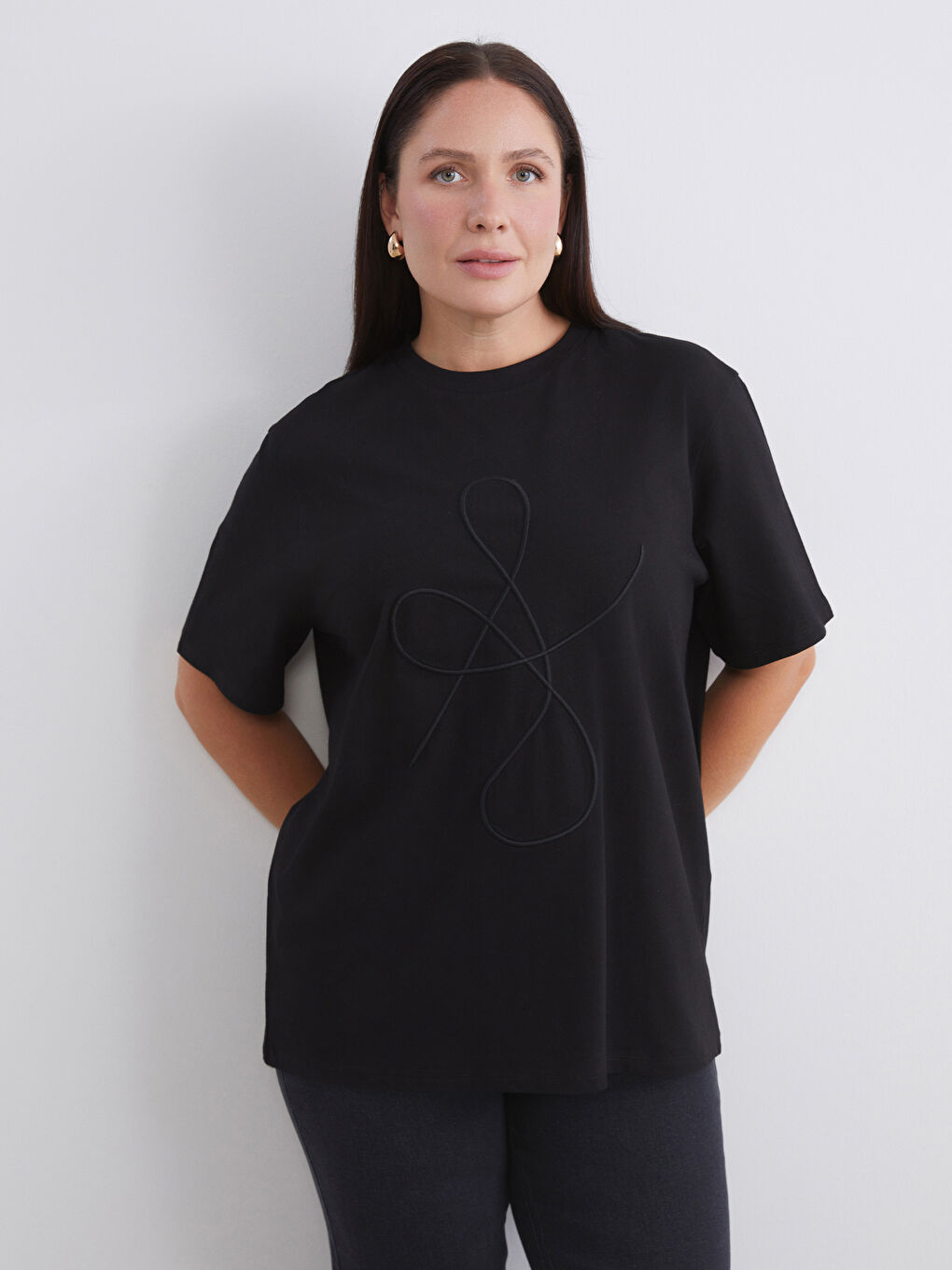 Siyah Büyük Beden Bisiklet Yaka Nakışlı Kadın Tişört