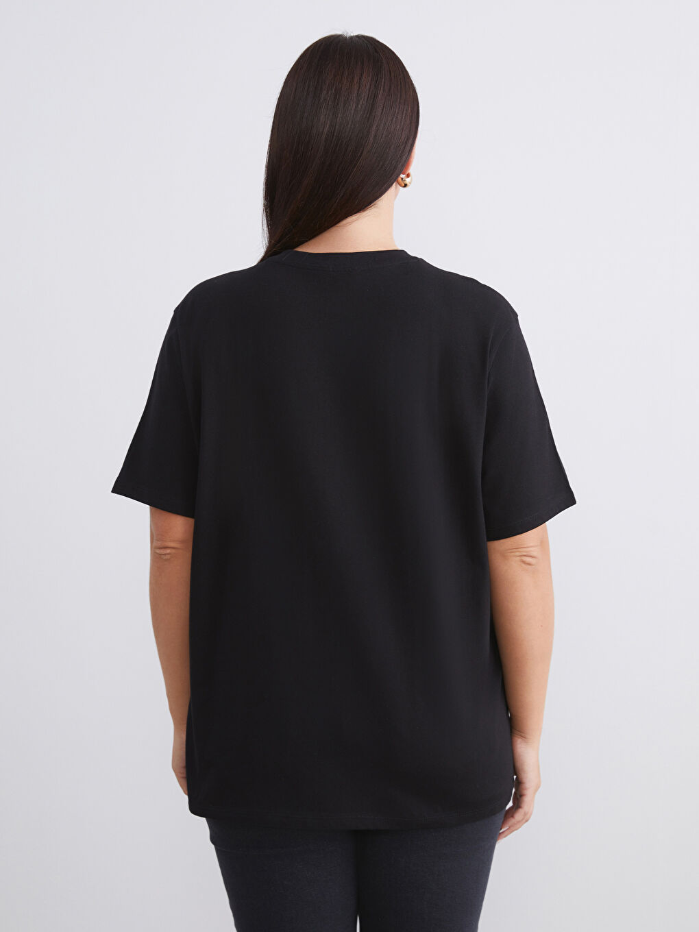 Siyah Büyük Beden Bisiklet Yaka Nakışlı Kadın Tişört-3