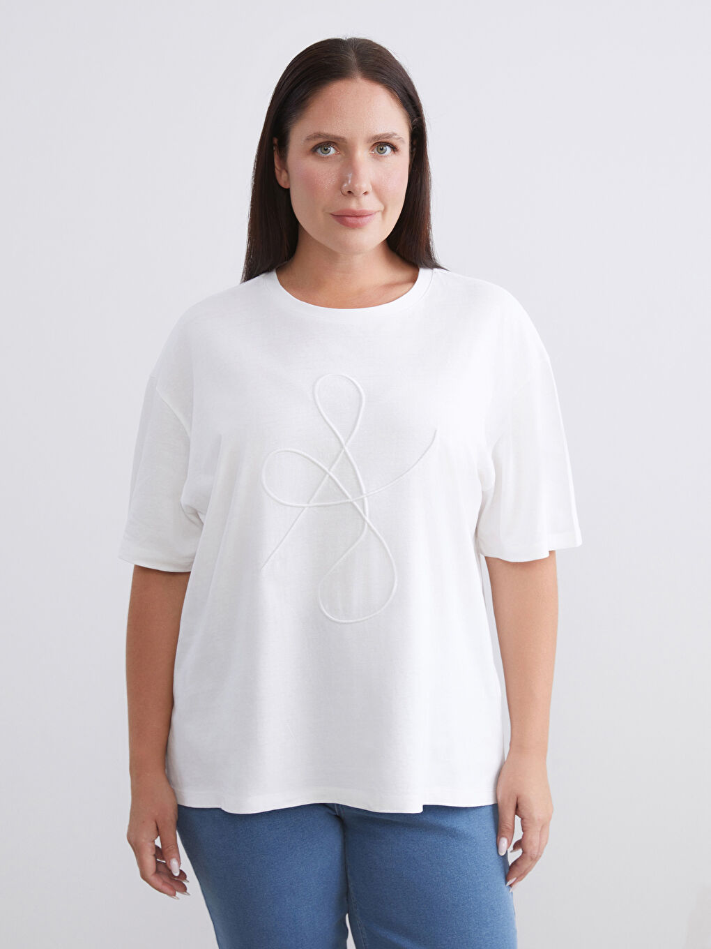 Ekru Büyük Beden Bisiklet Yaka Nakışlı Kadın Tişört