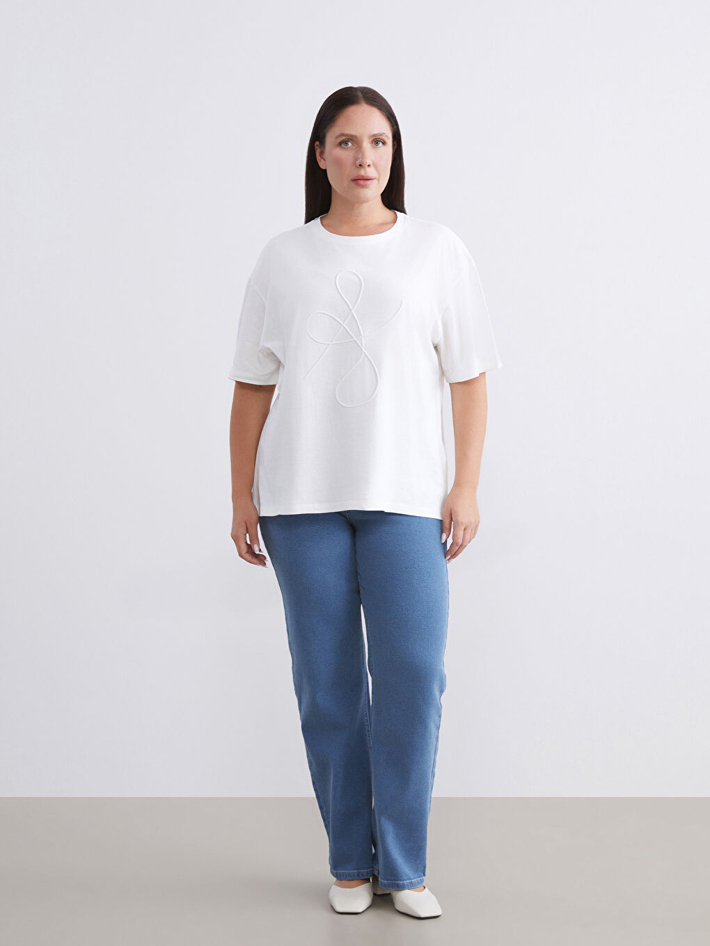 Ekru Büyük Beden Bisiklet Yaka Nakışlı Kadın Tişört-1