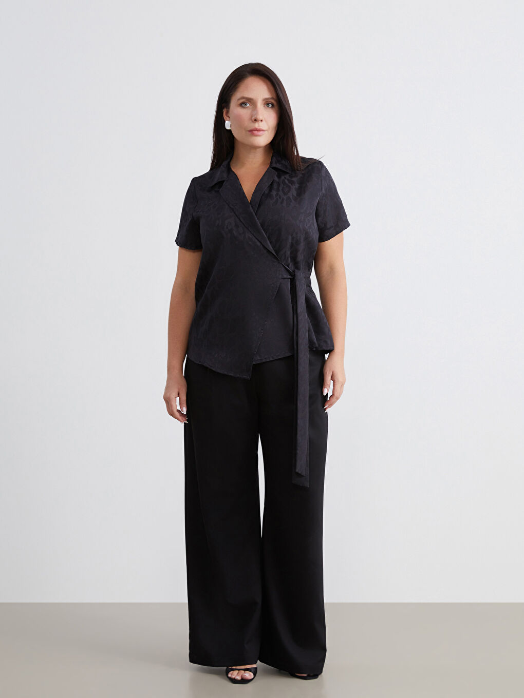 Siyah Büyük Beden Kruvaze Yaka Desenli Saten Bluz-1