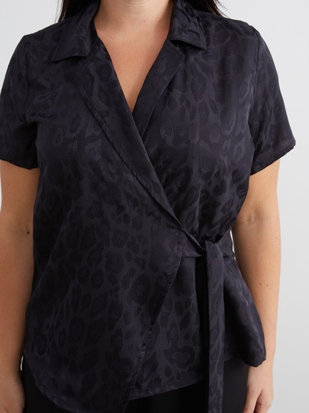 Siyah Büyük Beden Kruvaze Yaka Desenli Saten Bluz-2