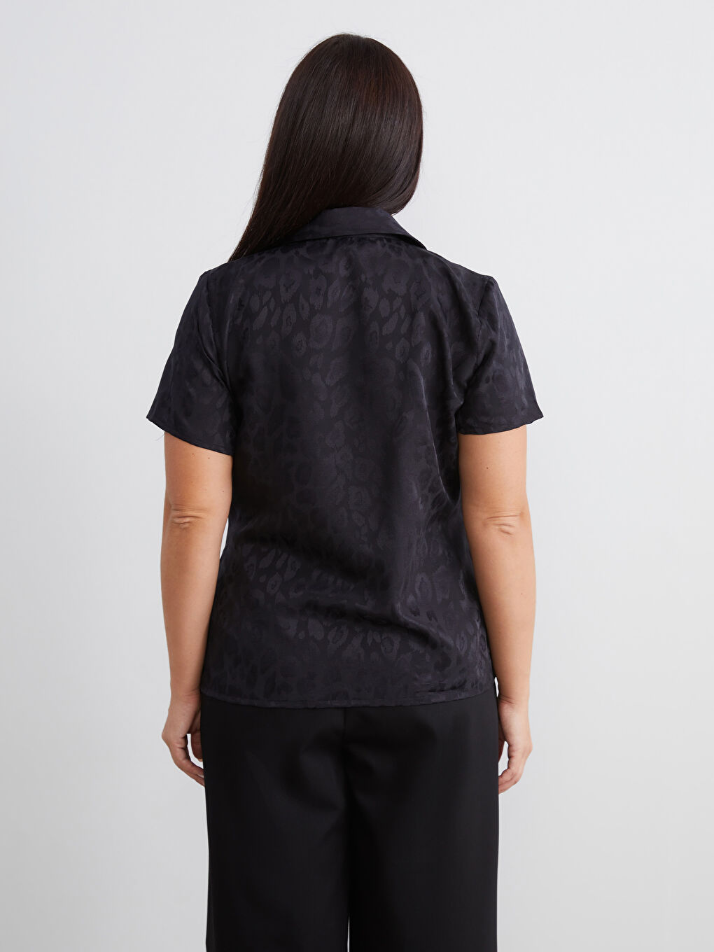 Siyah Büyük Beden Kruvaze Yaka Desenli Saten Bluz-3