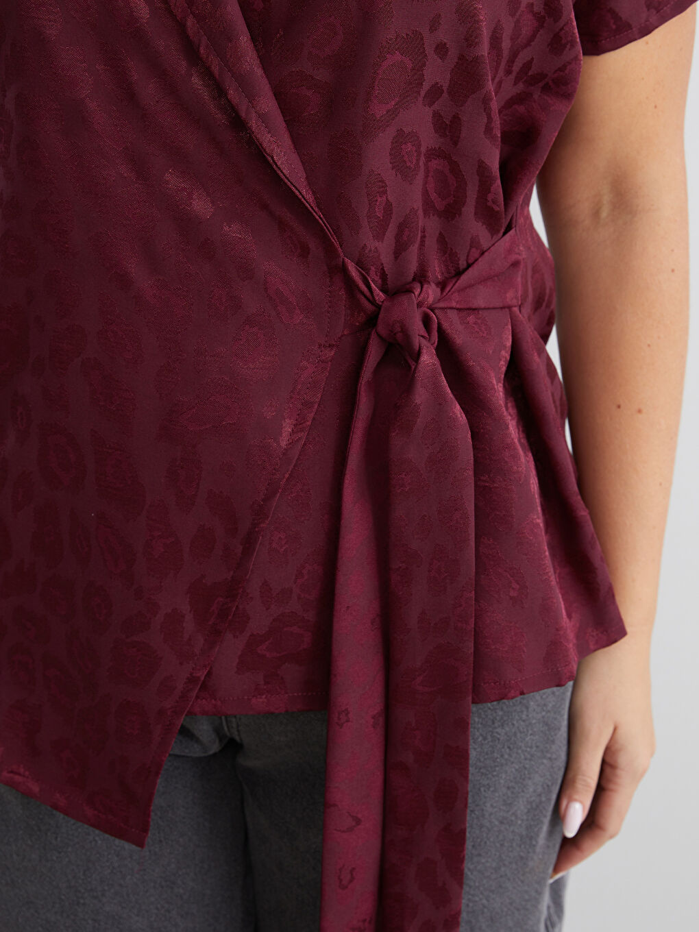 Bordo Büyük Beden Kruvaze Yaka Desenli Saten Bluz-2