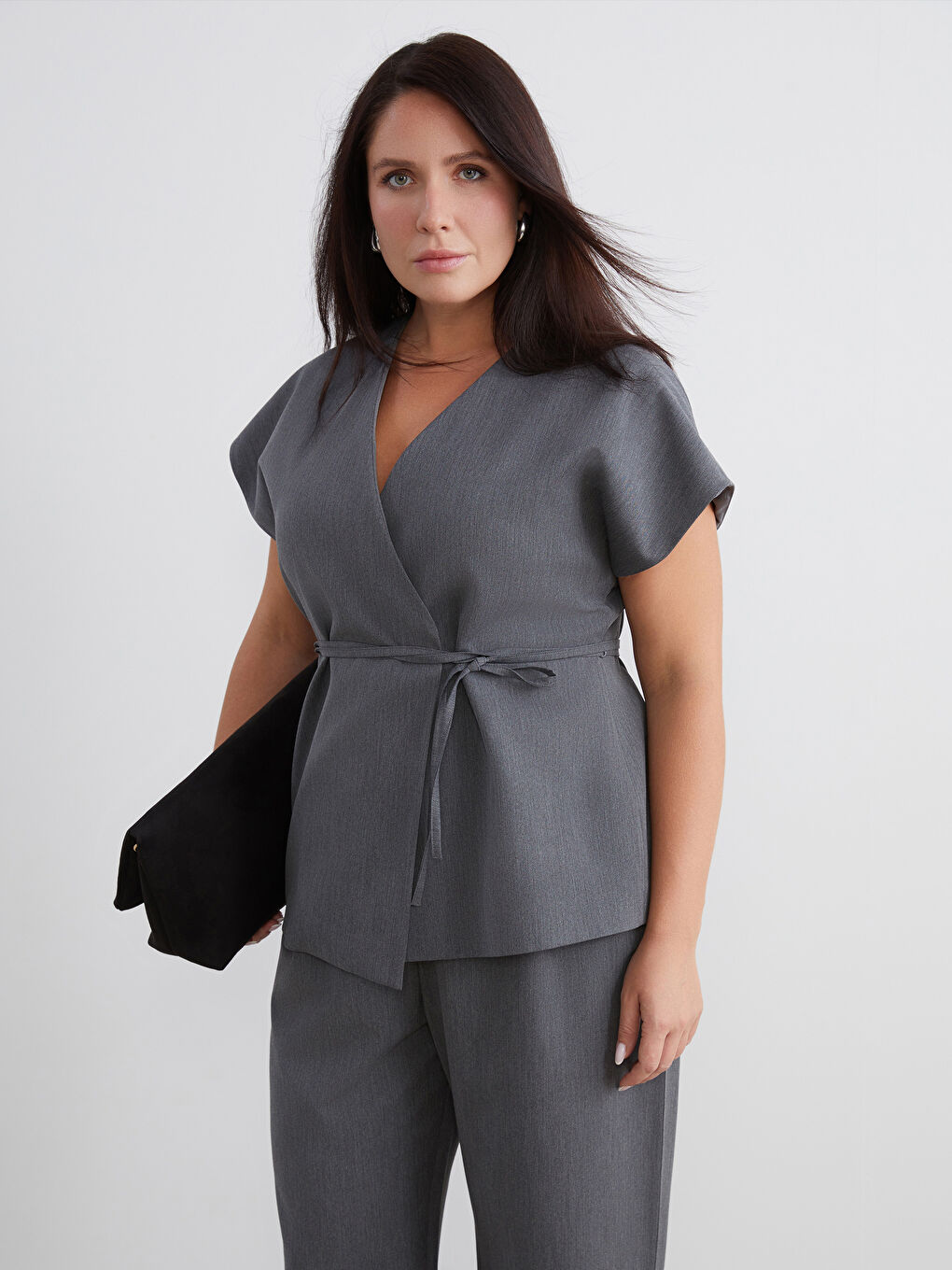 Gri Büyük Beden Kruvaze Yaka Kuşaklı Bluz