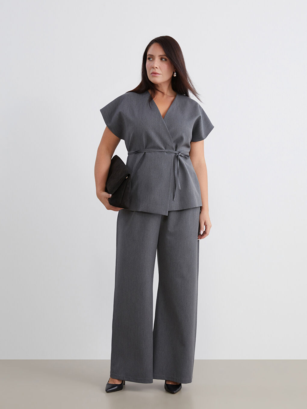 Gri Büyük Beden Kruvaze Yaka Kuşaklı Bluz-1