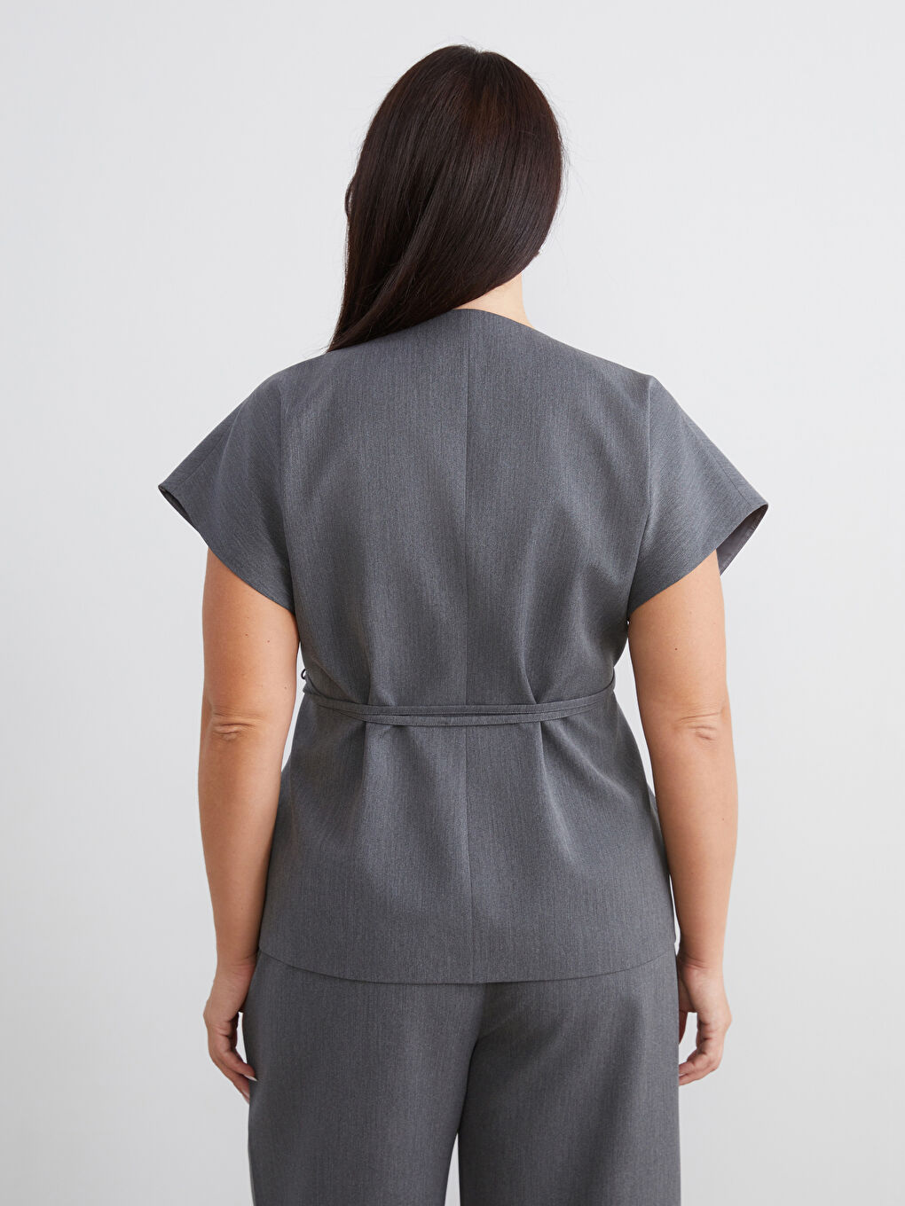 Gri Büyük Beden Kruvaze Yaka Kuşaklı Bluz-3