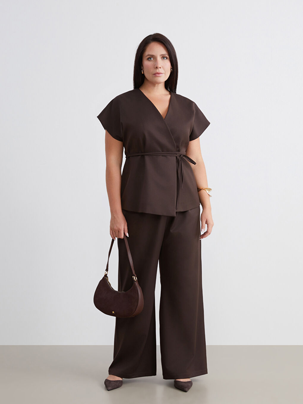 Kahverengi Büyük Beden Kruvaze Yaka Kuşaklı Bluz-1