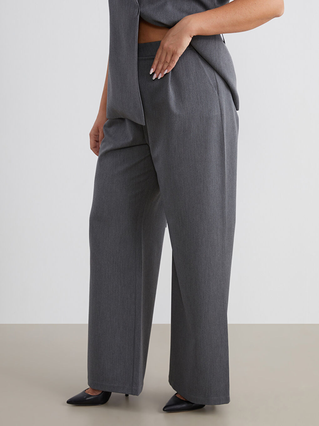 Gri Büyük Beden Loose Fit Kadın Pileli Pantolon-1