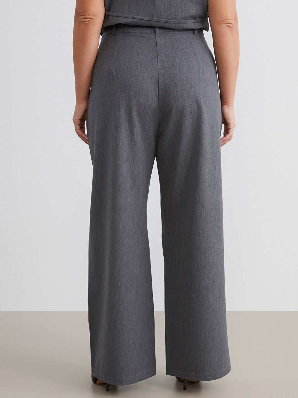 Gri Büyük Beden Loose Fit Kadın Pileli Pantolon-3