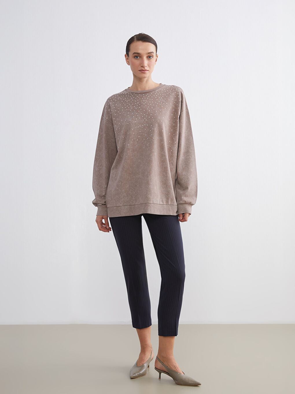 Kahverengi Bisiklet Yaka Taşlı Kadın Sweatshirt-1