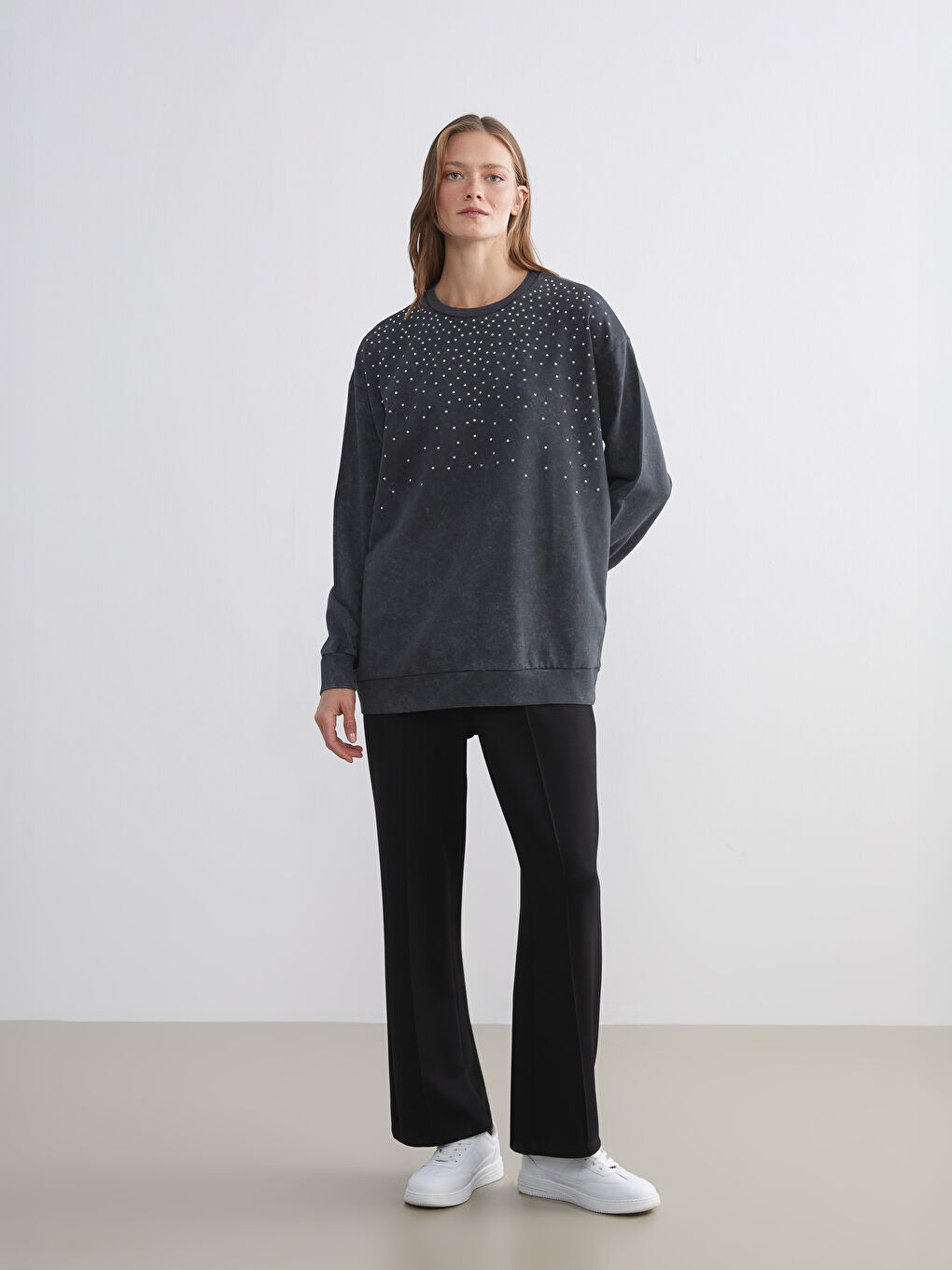 Gri Bisiklet Yaka Taşlı Kadın Sweatshirt-1