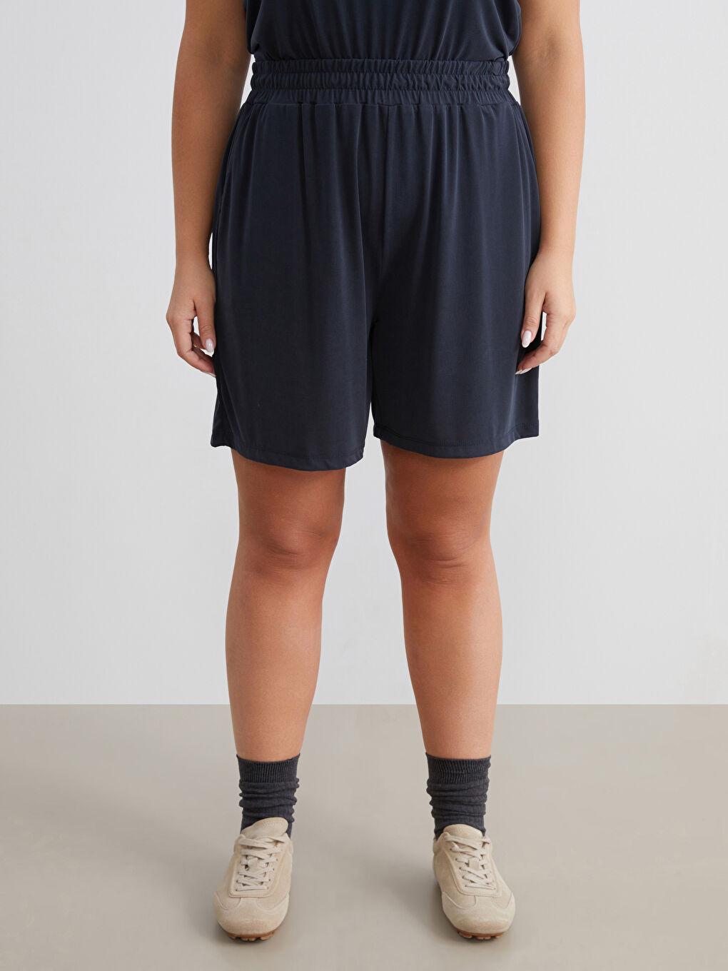 Siyah Beli Lastikli Modal Karışımlı Kadın Şort-1