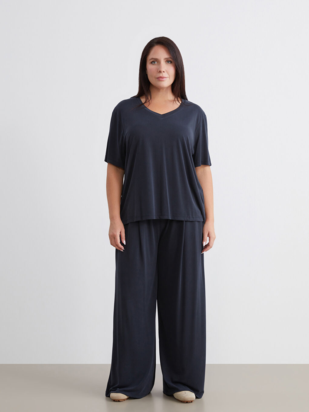 Siyah Büyük Beden V Yaka Modal Karışımlı Kadın Tişört-1