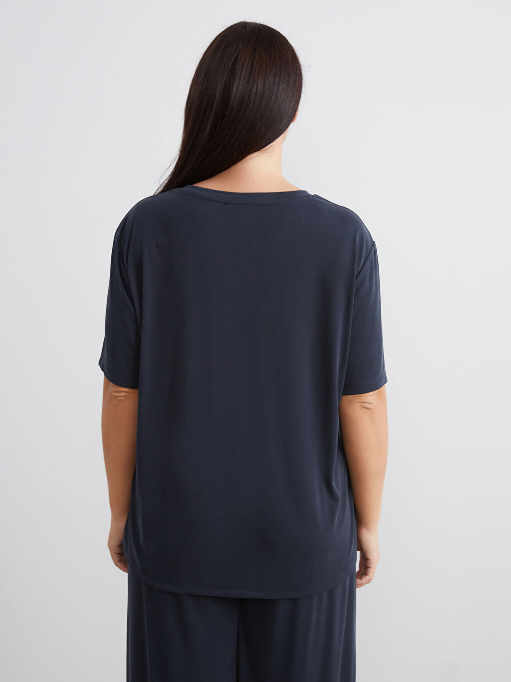 Siyah Büyük Beden V Yaka Modal Karışımlı Kadın Tişört-3