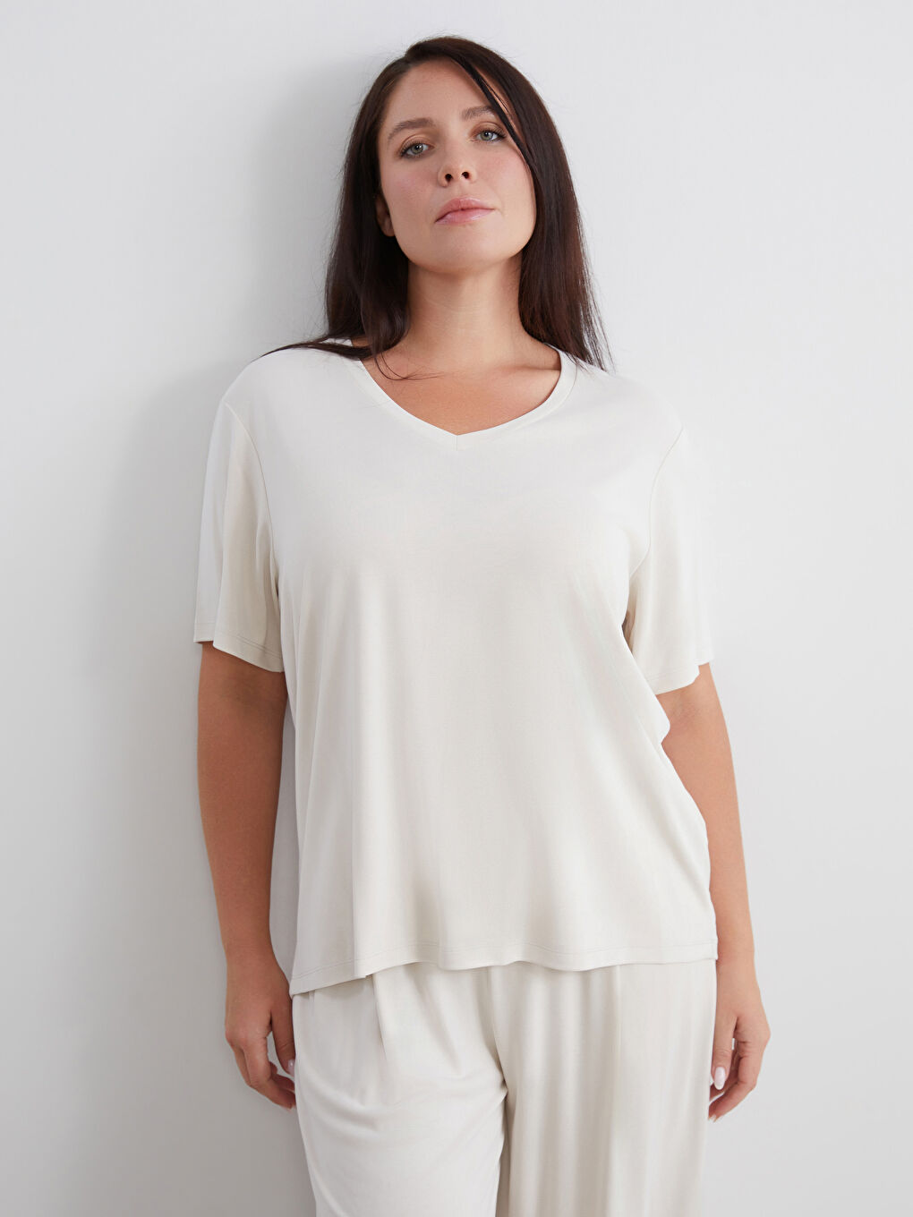 Bej Büyük Beden V Yaka Modal Karışımlı Kadın Tişört