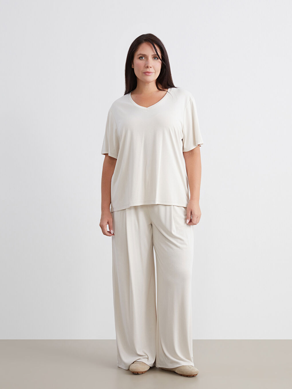 Bej Büyük Beden V Yaka Modal Karışımlı Kadın Tişört-1