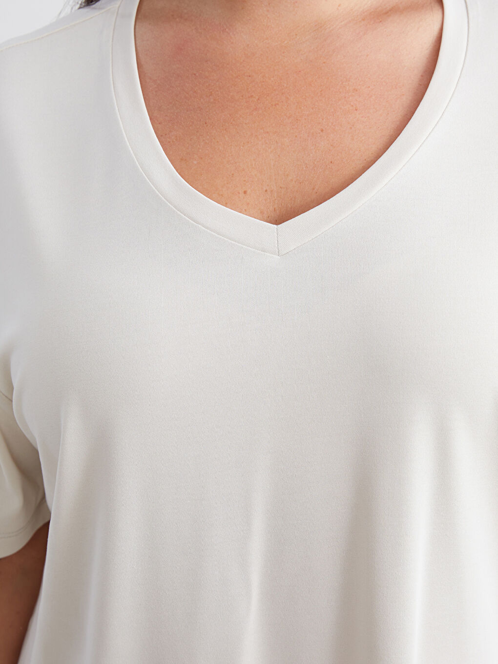 Bej Büyük Beden V Yaka Modal Karışımlı Kadın Tişört-2