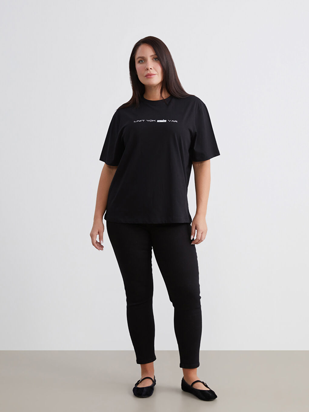 Siyah Büyük Beden Bisiklet Yaka Baskılı Kadın Tişört-1