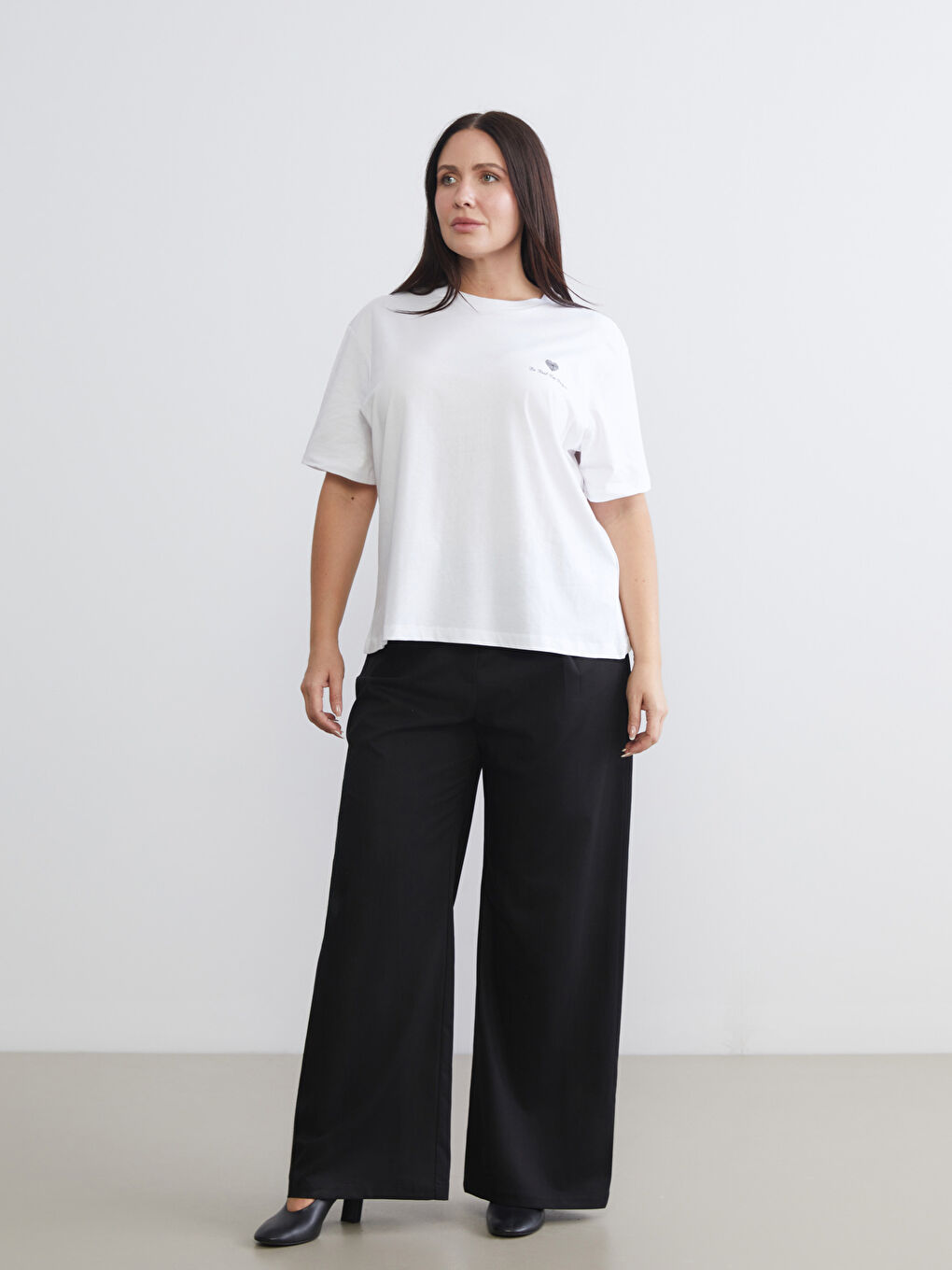 Beyaz Büyük Beden Bisiklet Yaka Baskılı Kadın Tişört-1