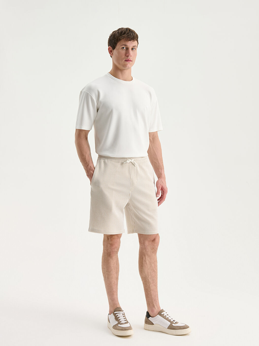 Bej Standart Kalıp Çizgili Erkek Şort