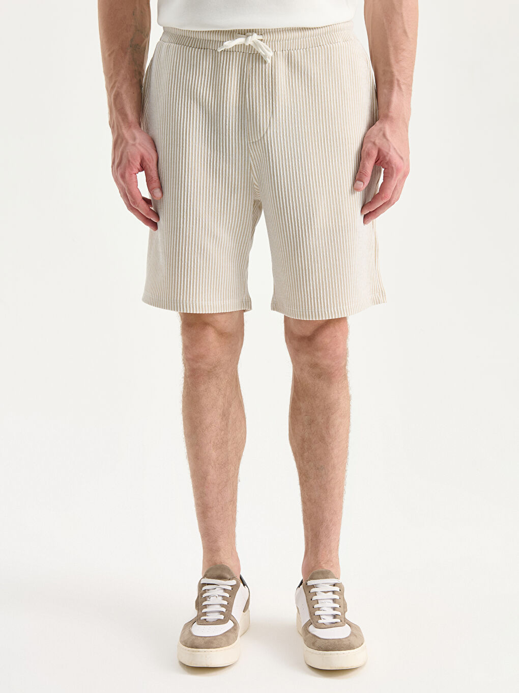 Bej Standart Kalıp Çizgili Erkek Şort-1