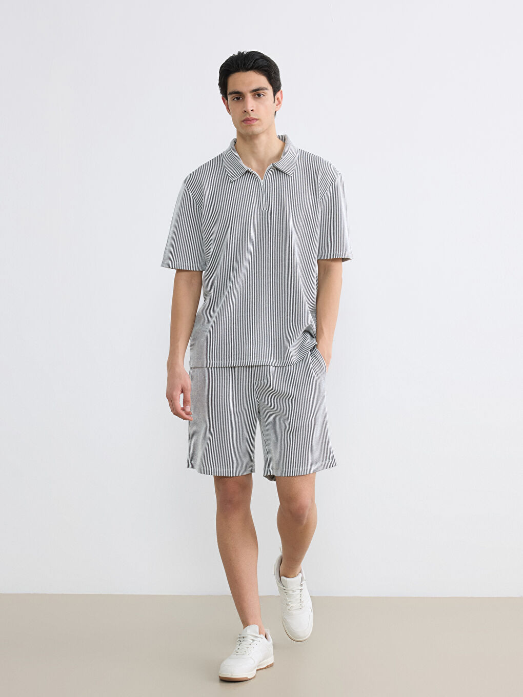 Siyah Standart Kalıp Çizgili Erkek Şort