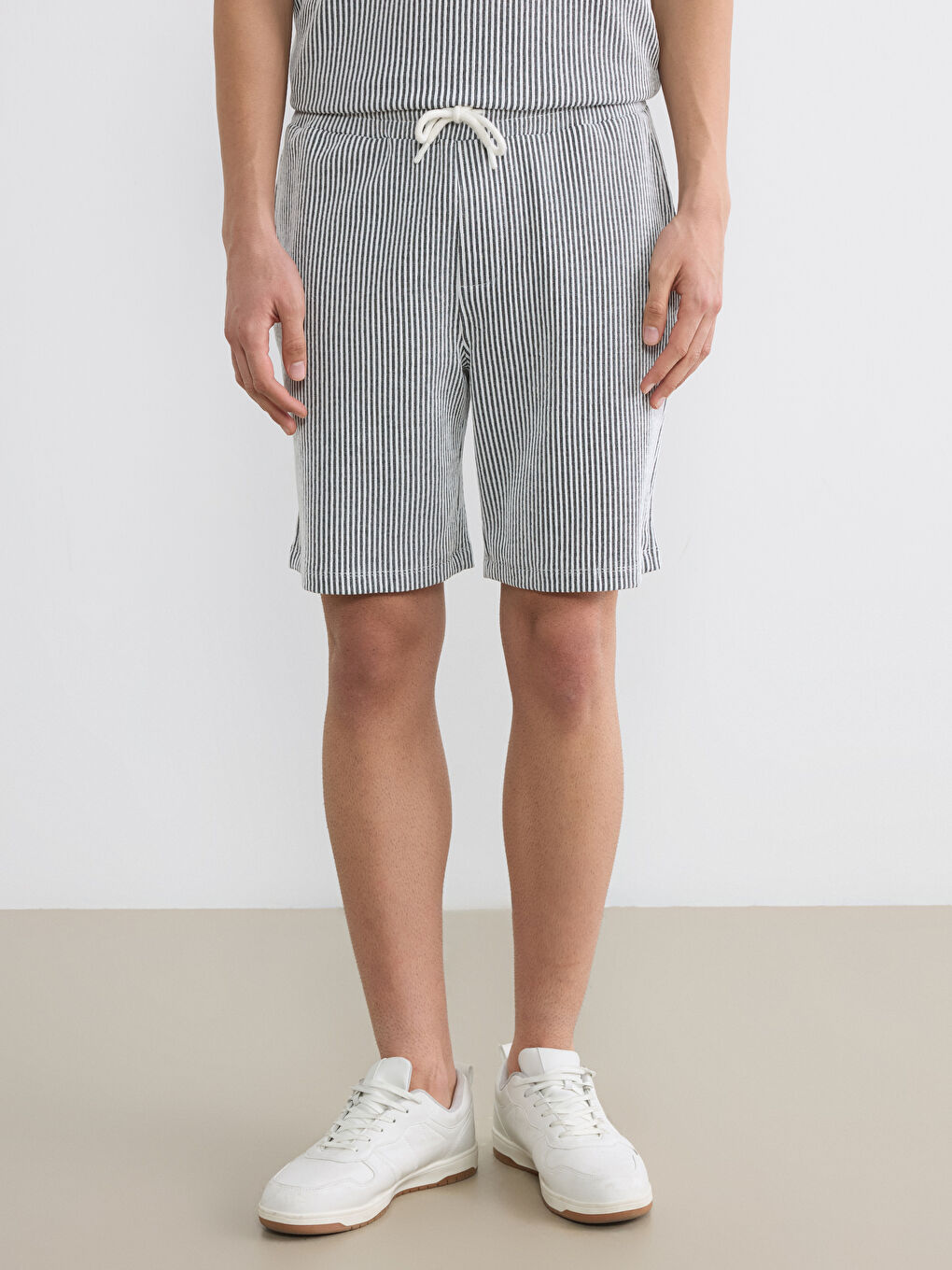 Siyah Standart Kalıp Çizgili Erkek Şort-1