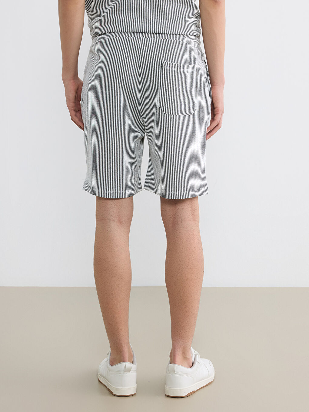 Siyah Standart Kalıp Çizgili Erkek Şort-3