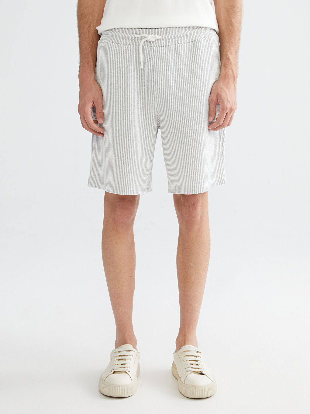 Gri Standart Kalıp Çizgili Erkek Şort-1