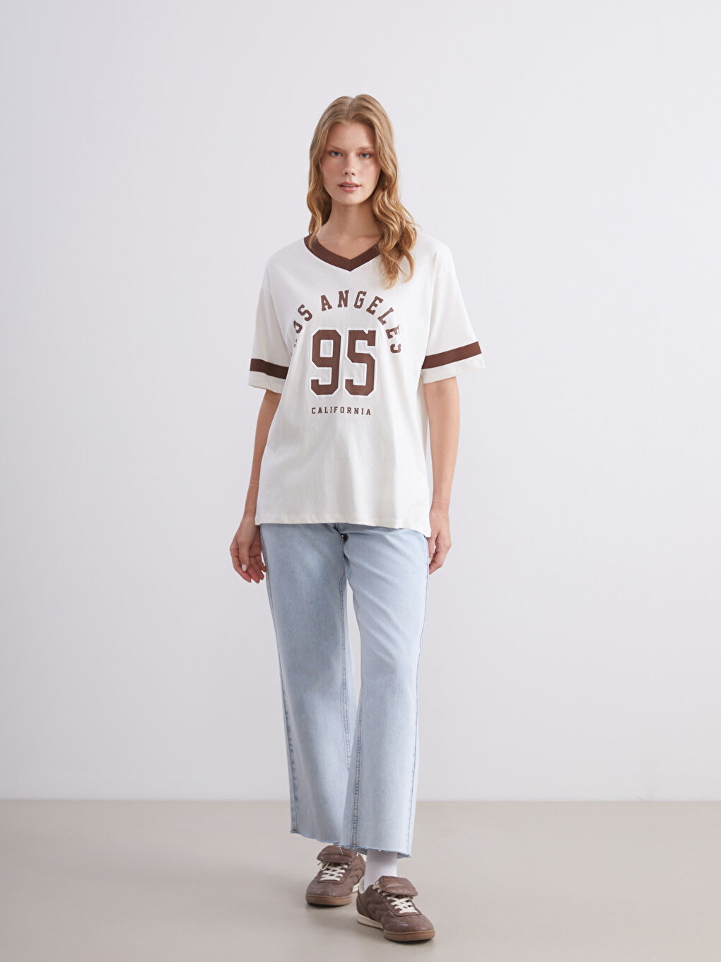 Bej V Yaka Los Angeles Baskılı Oversize Kadın Tişört-1