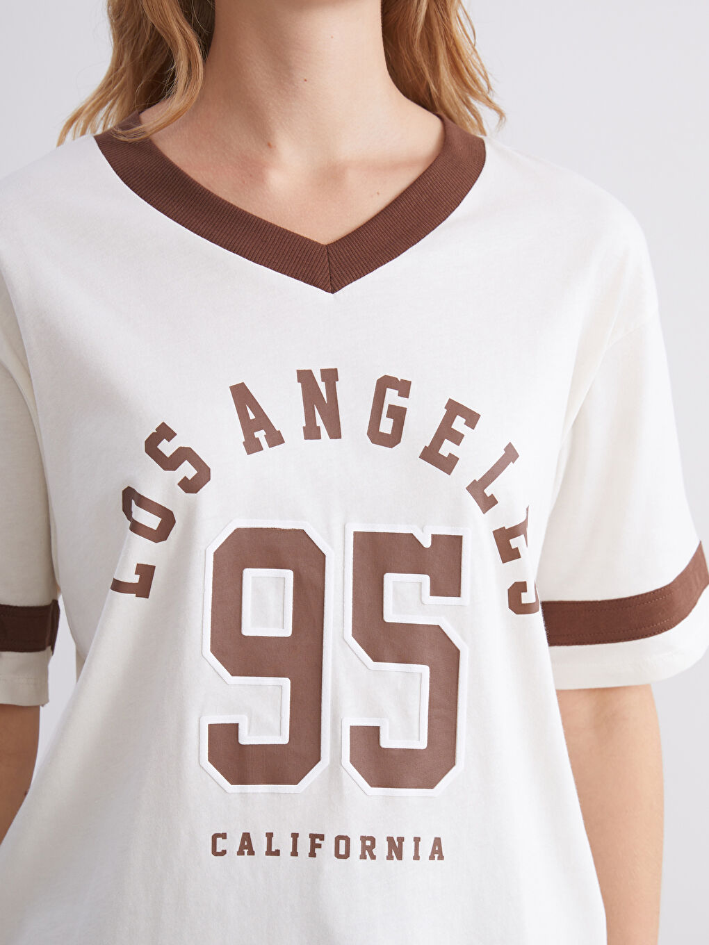 Bej V Yaka Los Angeles Baskılı Oversize Kadın Tişört-2