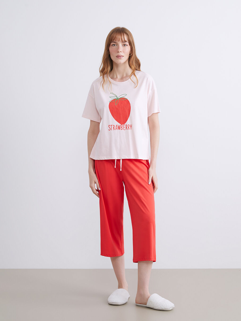 Kırmızı Çilek Baskılı Kadın Kaprili Pijama Takımı-1